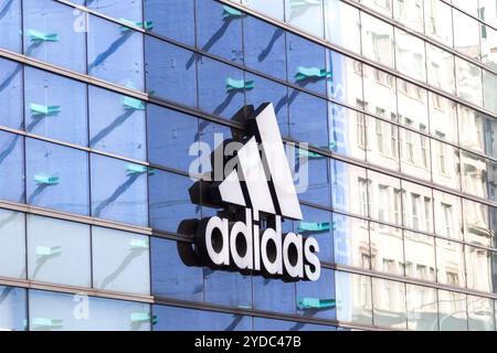 NEW YORK, USA - 16. MAI 2019: Adidas Logo auf einem Store Front in Manhattan, New York Stockfoto