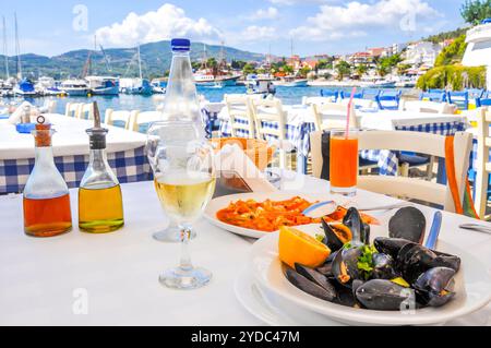 Abendessen mit Meeresfrüchten in einem griechischen Resort in der Nähe des Meeres Stockfoto