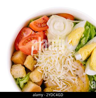 Italienischer caesar-Salat mit Hühnchen auf weiß Stockfoto