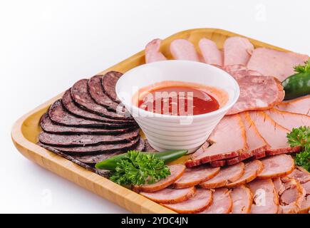 Verschiedene Wurst-Feinkost auf Holztablett Stockfoto