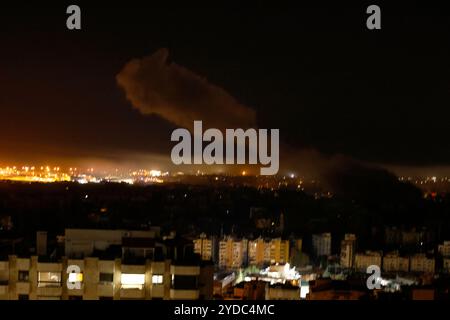 Beirut, Libanon. Oktober 2024. Nachdem die israelische Armee gedroht hatte, Teile der Vororte von Beirut anzugreifen, wurden heute Abend gegen 23 Uhr israelische Raketen im Libanon am 25. Oktober 2024 angegriffen. Foto: Marc Fayad/ABACAPRESS. COM Credit: Abaca Press/Alamy Live News Stockfoto