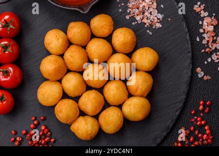 Käse- oder Kartoffelbällchen paniert mit Salz, Gewürzen und Kräutern Stockfoto