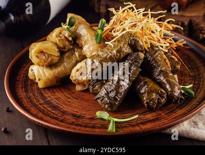 Dolma Kohl rollt Traubenblätter und füllt sie aus nächster Nähe Stockfoto