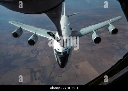 Ein WC-135 Constant Phoenix Flugzeug, das dem 55. Flügel zugeordnet ist, nähert sich einem KC-135 Stratotanker Flugzeug, das dem 92. Luftbetankungsflügel zugeordnet ist Stockfoto