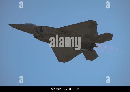 Ein F-22 Raptor der U.S. Air Force vom 1. Kampfflugzeug, Joint Base Langley-Eustis, Virginia, startet zu einem Trainingsflug während der Checkered Flag 25- Stockfoto