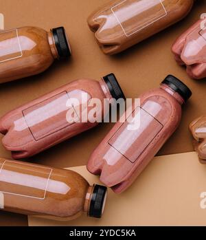 Himbeer- und Schokoladen-Smoothie-Cocktails in Plastikflaschen Stockfoto