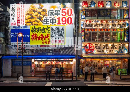 Dies ist ein nächtlicher Blick auf Restaurants, die mit hellen Neonlichtern und traditionellen japanischen Designs im berühmten Akihabara Einkaufsviertel am 1. Juni dekoriert sind Stockfoto