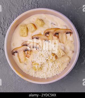 Pilzcremesuppe mit Zutaten von oben Stockfoto