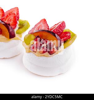 Mini-Pavlovas mit Schlagsahne und frischem Obst Stockfoto