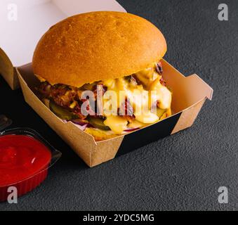 Pulled Pork Burger und Pommes frites Stockfoto