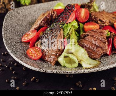 Warmer Rindersalat auf Teller Stockfoto