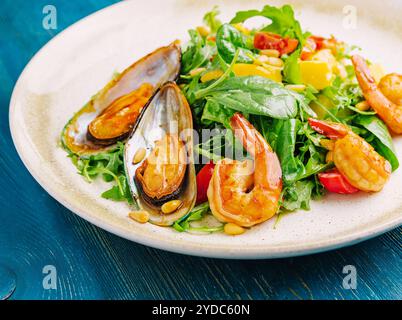 Salat mit Garnelen und Muscheln auf Teller Stockfoto