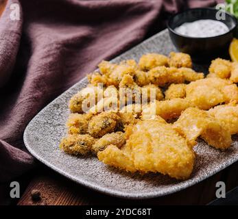 Garnelen, Krabbenbeine und Muscheln in Teig gebraten Stockfoto