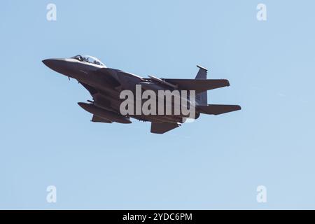 Ein F-15E Strike Eagle der US Air Force vom 4th Fighter Wing, Seymour Johnson Air Force Base, North Carolina, startet während eines Trainingsfluges Stockfoto