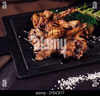 BBQ gegrillte Lammkoteletts Steaks an Bord Stockfoto