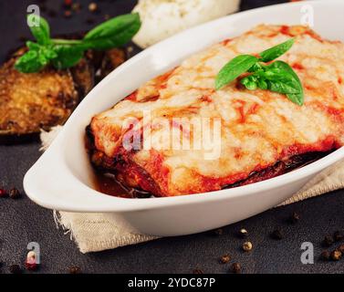 Köstliche Auberginen-Lasagne in Backform Stockfoto