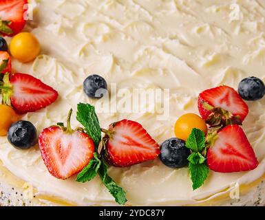 Käsekuchen mit Mohn, dekoriert mit frischen Erdbeeren Stockfoto