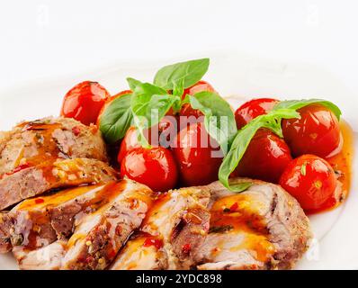 Gebackener Hackbraten mit Spinat und Tomaten, isoliert auf weiß Stockfoto