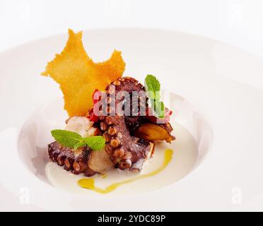 Gegrillter Tintenfisch auf weißem Teller Stockfoto