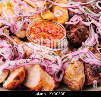 Hausgemachte Grillplatte mit Rippchen, Hühnerbrust und Schweinefleisch Stockfoto