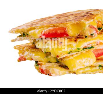 Cheddar-Käse-Quesadillas isoliert auf weiß Stockfoto