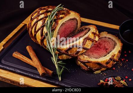 Rinderfilet-Rollen auf Holzbrett gefüllt Stockfoto