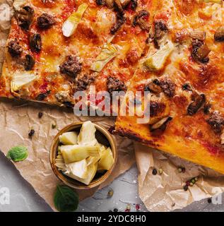 Pizza mit Hackfleisch, Artischocken und Pilzen Stockfoto