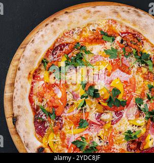 Frische, köstliche Pizza im Herd mit Wurst, Pfeffer und Tomaten Stockfoto