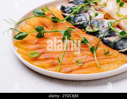 Verschiedene Fische auf einem Teller. Geräucherter und gesalzener Fisch Stockfoto