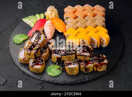 Großes Sortiment an verschiedenen Sushi-Rollen Stockfoto