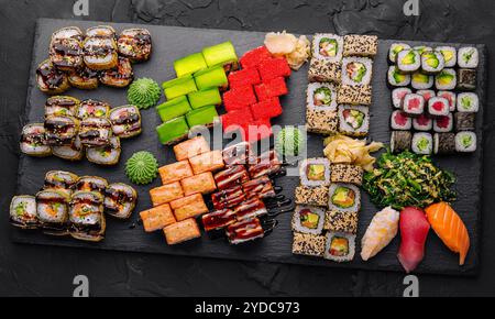 Großes Sushi-Set, von oben auf schwarzem Hintergrund aufgenommen Stockfoto