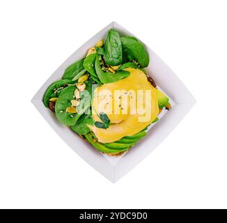 Avocado-Sandwich und pochierte Eier auf Roggenbrot Stockfoto