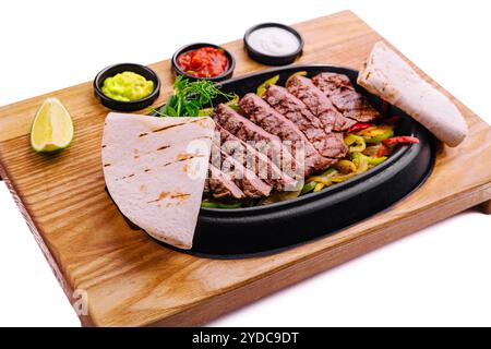 Gebratenes Fleisch in Scheiben mit gegrilltem Gemüse und Pita-Brot Stockfoto