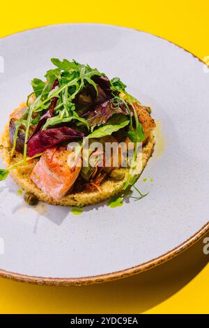 Gebratener Lachs mit Cous Cous und Rucola Stockfoto