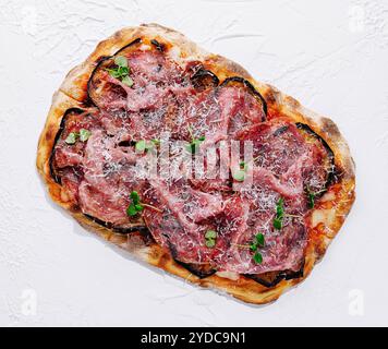 Rechteckige Pizza mit Auberginen und Schinken Stockfoto