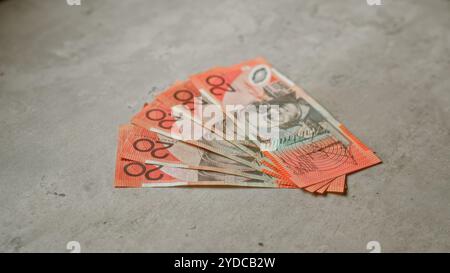 Australische Dollar-Banknoten, die auf einer Betonoberfläche aufgefächert wurden. Stockfoto