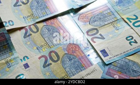 Die Euro-Banknoten sind eng zusammengestellt und zeigen mehrere zwanzig Euro-Banknoten in einem detaillierten Nahbild, das die europäische Währung hervorhebt Stockfoto