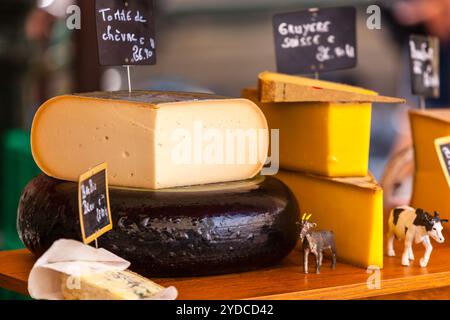 Brocken verschiedener Käsesorten auf einem französischen Markt Stockfoto