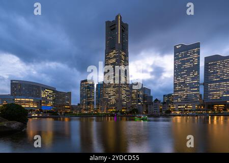 Dies ist ein abendlicher Blick auf das berühmte Landmark Tower Gebäude und andere Wolkenkratzer in Minato Mirai 21, dem zentralen Geschäftsviertel der Stadt auf J Stockfoto