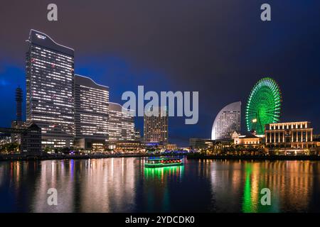 Dies ist ein Nachtblick auf Minato Mirai 21, ein berühmtes zentrales Geschäftsviertel mit vielen modernen Wolkenkratzern am 14. Juni 2023 in Yokohama, Japan Stockfoto