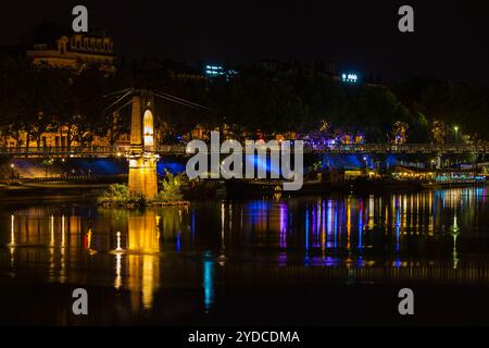 Brücke über den Fluss Rhone in Lyon, Frankreich bei Nacht Stockfoto