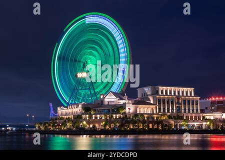 Dies ist ein Nachtblick auf die Cosmo Clock 21, ein berühmtes Riesenrad im Geschäftsviertel Minato Mirai District 21 am 14. Juni 2023 in Yokohama, Japan Stockfoto