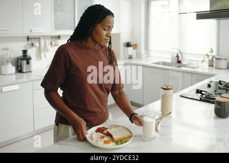 Frühstück in moderner heller Küche Stockfoto