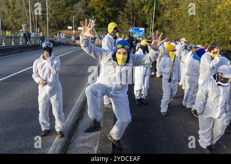 Seneffe, Belgien. Oktober 2024. Dieses Bild wurde während der Protestaktion des Code Rouge gegen Subventionen für fossile Brennstoffe am Samstag, den 26. Oktober 2024, in Brüssel aufgenommen. Code Rouge ist eine zivilgesellschaftliche Aktion, die von Aktivisten gegründet wurde, die versuchen, die Unterstützung für fossile Energien zu stoppen. BELGA FOTO NICOLAS MAETERLINCK Credit: Belga News Agency/Alamy Live News Stockfoto