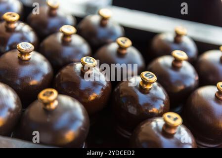 Anzahl der Holzmühlen mit Salz und Pfeffer Stockfoto