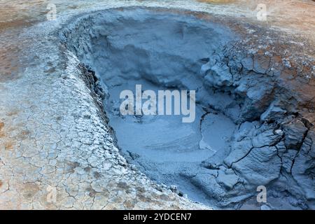 Heißer Schlammtopf im Geothermiegebiet Hverir, Island Stockfoto