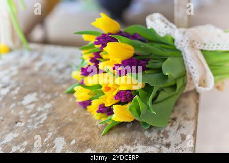 Gelbe Tulpen und Hyazinthen lila Blumen Blumenstrauß Stockfoto