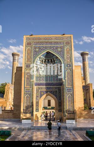 Samarkand, Usbekistan - 5. Juli 2024: Portal und Kuppel des Gur Amir Mausoleums in Samarkand - Usbekistan Stockfoto