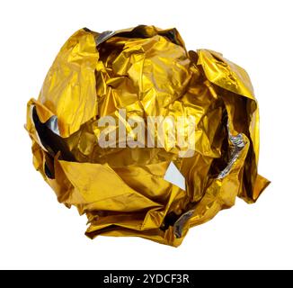 Ein Stück gelber Aluminiumfolie auf weißem Hintergrund. Folie Stockfoto