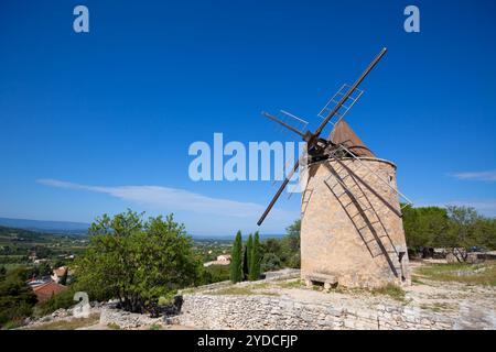 Alte steinerne Windmühle in Saint Saturnin Les Apt, Provence, Frankreich Stockfoto